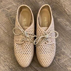 SOLD: Women’s Lace Up Oxfords